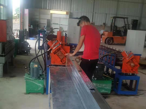 鍍鋅輕鋼龍骨機(jī)